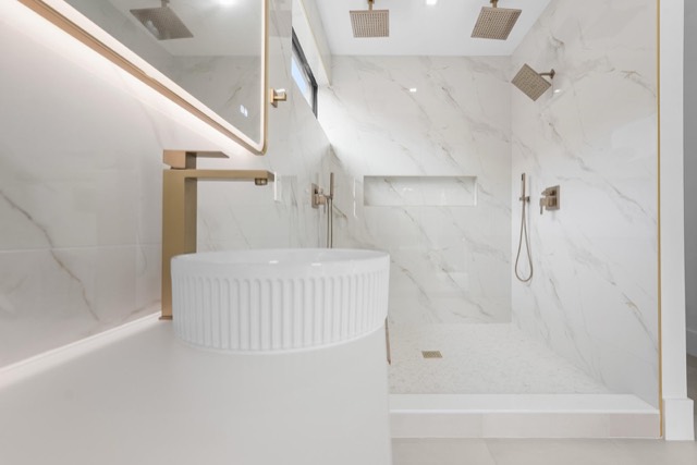 White walk-in shower with a built-in niche